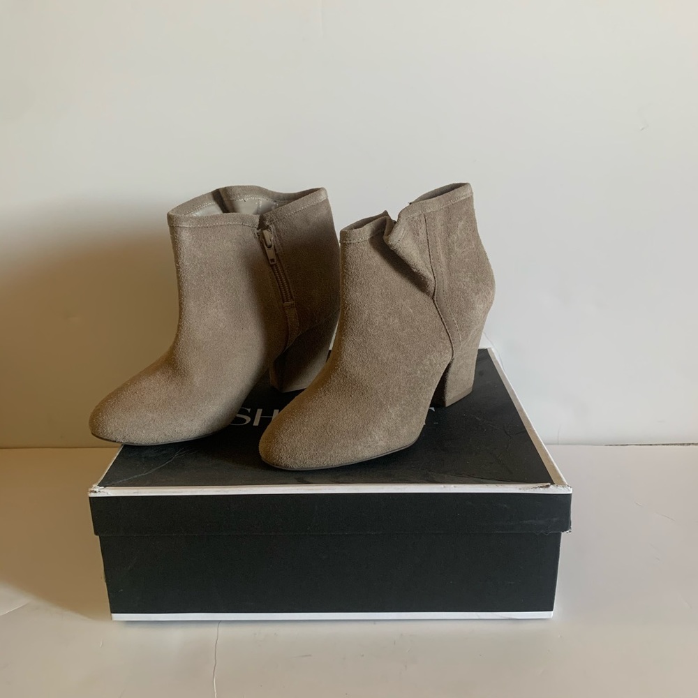 Like New Classic Tan Suede Ankle Boots